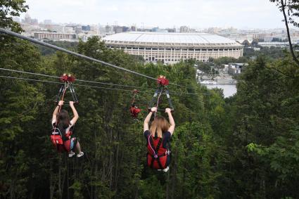 Москва. Посетители скоростного аттракциона Zipline Skypark Moscow `Полет над Москвой`на Воробьевых горах.