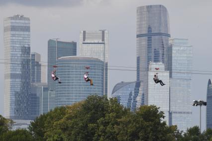 Москва. Посетители скоростного аттракциона Zipline Skypark Moscow `Полет над Москвой`на Воробьевых горах.