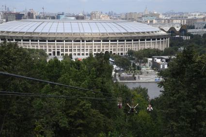 Москва. Посетители скоростного аттракциона Zipline Skypark Moscow `Полет над Москвой`на Воробьевых горах.