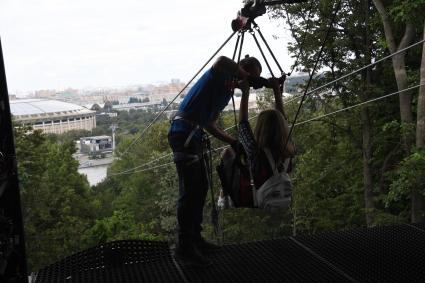 Москва. Посетители скоростного аттракциона Zipline Skypark Moscow `Полет над Москвой`на Воробьевых горах.