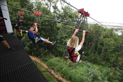 Москва. Посетители скоростного аттракциона Zipline Skypark Moscow `Полет над Москвой`на Воробьевых горах.