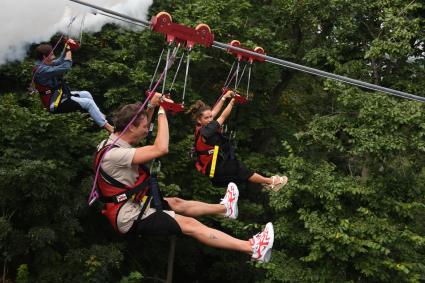 Москва. Посетители скоростного аттракциона Zipline Skypark Moscow `Полет над Москвой`на Воробьевых горах.