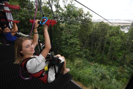Москва. Посетители скоростного аттракциона Zipline Skypark Moscow `Полет над Москвой`на Воробьевых горах.