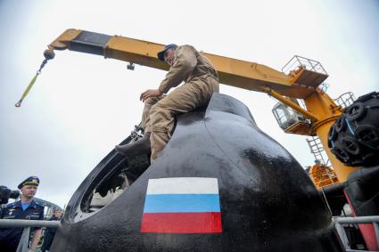 Владивосток. Спасательный отряд Тихоокеанского флота во время тактико-специального учения по поиску и эвакуации приводнившегося спускаемого аппарата пилотируемого космического корабля в акватории Японского моря