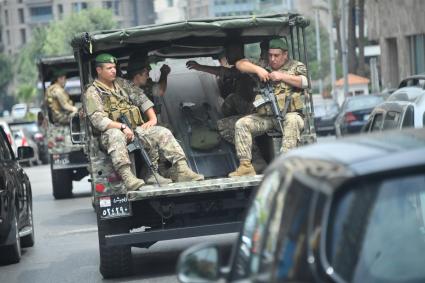 Ливан. Бейрут. Военнослужащие после взрыва в порту города.