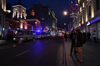 Москва. Автобусы правоохранительных органов у посольства Белоруссии в Москве.