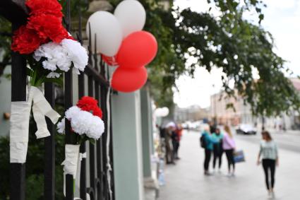 Москва. Цветы и шары у  посольства Белоруссии в поддержку активистов оппозиции и задержанных в Минске российских журналистов.