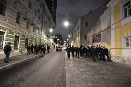 Москва. Сотрудники полиции во время пикета в поддержку активистов оппозиции в Белоруссии и задержанных в Минске российских журналистов у посольства Белоруссии.