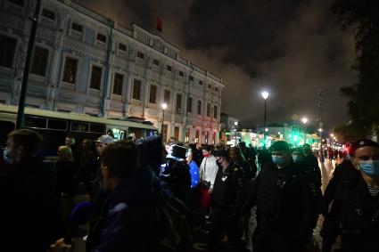 Москва. Сотрудники полиции во время пикета в поддержку активистов оппозиции в Белоруссии и задержанных в Минске российских журналистов у посольства Белоруссии.