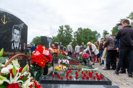 Санкт-Петербург. Родственники погибшего экипажа подводной лодки `Курск` во время памятной церемонии на аллее героев на Серафимовском кладбище в 20-ю годовщину со дня катастрофы.