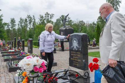 Санкт-Петербург. Родственники погибшего экипажа подводной лодки `Курск` во время памятной церемонии на аллее героев на Серафимовском кладбище в 20-ю годовщину со дня катастрофы.