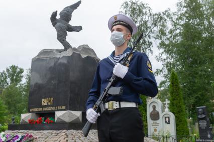 Санкт-Петербург.  Военнослужащий на памятной церемонии на аллее героев на Серафимовском кладбище в 20-ю годовщину со дня гибели подводной лодки `Курск`.