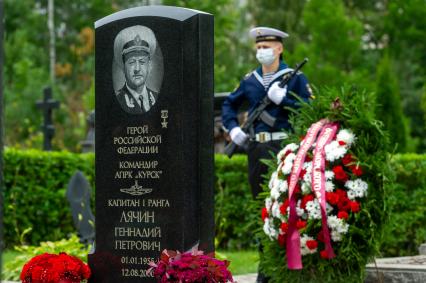 Санкт-Петербург.  Военнослужащий на памятной церемонии на аллее героев на Серафимовском кладбище в 20-ю годовщину со дня гибели подводной лодки `Курск`.