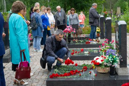 Санкт-Петербург. Родственники погибшего экипажа подводной лодки `Курск` во время памятной церемонии на аллее героев на Серафимовском кладбище в 20-ю годовщину со дня катастрофы.