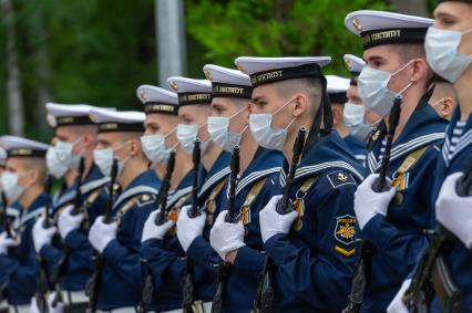 Санкт-Петербург. Рота почетного караула во время памятной церемонии на аллее героев на Серафимовском кладбище в 20-ю годовщину со дня гибели подводной лодки `Курск`.