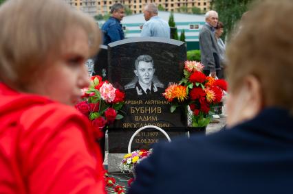 Санкт-Петербург. Родственники погибшего экипажа подводной лодки `Курск` во время памятной церемонии на аллее героев на Серафимовском кладбище в 20-ю годовщину со дня катастрофы.