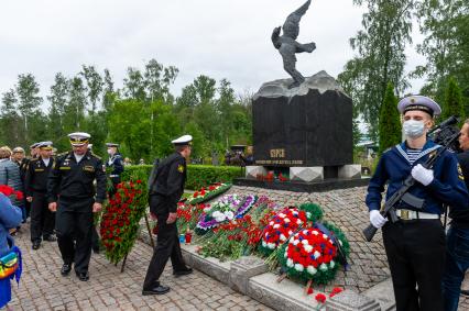 Санкт-Петербург.  Военнослужащие на памятной церемонии на аллее героев на Серафимовском кладбище в 20-ю годовщину со дня гибели подводной лодки `Курск`.