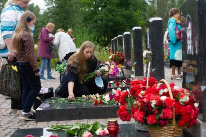 Санкт-Петербург. Родственники погибшего экипажа подводной лодки `Курск` во время памятной церемонии на аллее героев на Серафимовском кладбище в 20-ю годовщину со дня катастрофы.