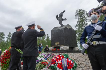 Санкт-Петербург.  Военнослужащие на памятной церемонии на аллее героев на Серафимовском кладбище в 20-ю годовщину со дня гибели подводной лодки `Курск`.