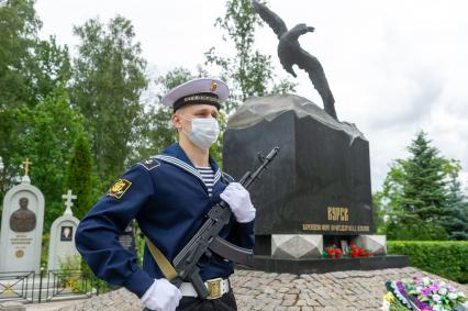 Санкт-Петербург.  Военнослужащий на памятной церемонии на аллее героев на Серафимовском кладбище в 20-ю годовщину со дня гибели подводной лодки `Курск`.