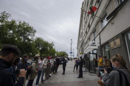 Екатеринберг. Акция в поддержку жителей Белоруссии, где после выборов президента 9 августа 2020г начались стычки с силовиками. Горожане с цветами в руках выстроились живой цепью и пели песни у стен отделения посольства Республики Белорусь.