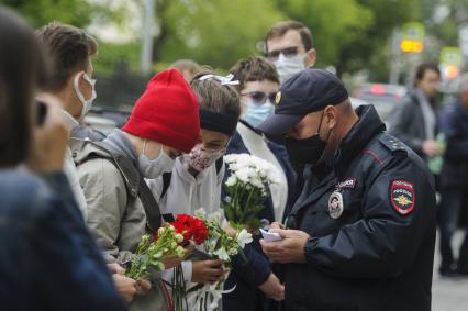 Екатеринберг. Акция в поддержку жителей Белоруссии, где после выборов президента 9 августа 2020г начались стычки с силовиками. Горожане с цветами в руках выстроились живой цепью и пели песни у стен отделения посольства Республики Белорусь.