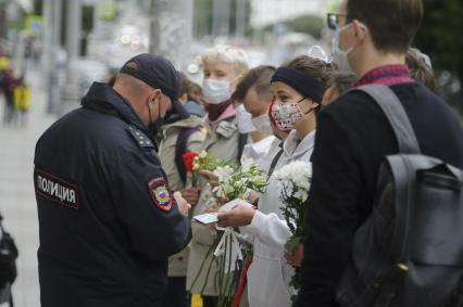 Екатеринберг. Акция в поддержку жителей Белоруссии, где после выборов президента 9 августа 2020г начались стычки с силовиками. Горожане с цветами в руках выстроились живой цепью и пели песни у стен отделения посольства Республики Белорусь.