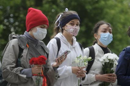 Екатеринберг. Акция в поддержку жителей Белоруссии, где после выборов президента 9 августа 2020г начались стычки с силовиками. Горожане с цветами в руках выстроились живой цепью и пели песни у стен отделения посольства Республики Белорусь.