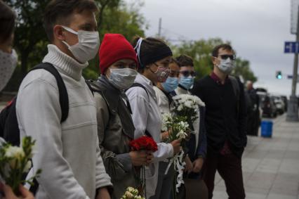 Екатеринберг. Акция в поддержку жителей Белоруссии, где после выборов президента 9 августа 2020г начались стычки с силовиками. Горожане с цветами в руках выстроились живой цепью и пели песни у стен отделения посольства Республики Белорусь.