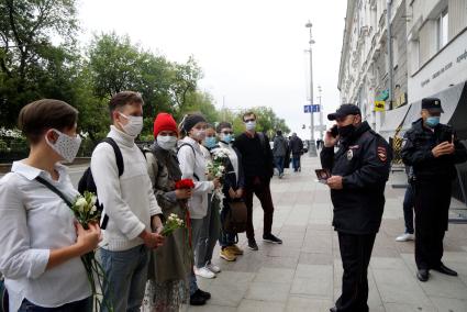 Екатеринберг. Акция в поддержку жителей Белоруссии, где после выборов президента 9 августа 2020г начались стычки с силовиками. Горожане с цветами в руках выстроились живой цепью и пели песни у стен отделения посольства Республики Белорусь.