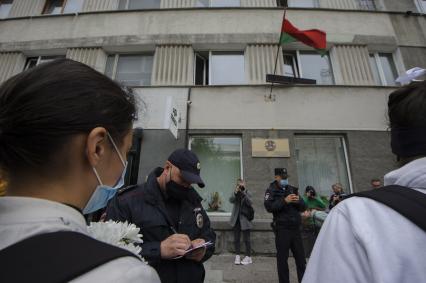 Екатеринберг. Акция в поддержку жителей Белоруссии, где после выборов президента 9 августа 2020г начались стычки с силовиками. Горожане с цветами в руках выстроились живой цепью и пели песни у стен отделения посольства Республики Белорусь.