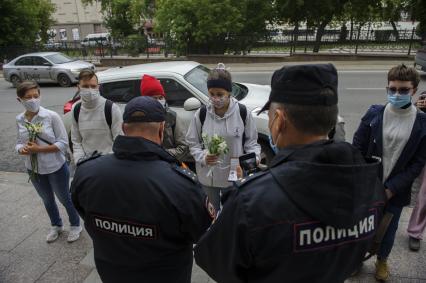 Екатеринберг. Акция в поддержку жителей Белоруссии, где после выборов президента 9 августа 2020г начались стычки с силовиками. Горожане с цветами в руках выстроились живой цепью и пели песни у стен отделения посольства Республики Белорусь.