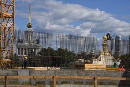 Москва. Строительство колеса обозрения `Солнце Москвы` на ВДНХ.