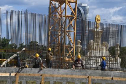 Москва. Строительство колеса обозрения `Солнце Москвы` на ВДНХ.