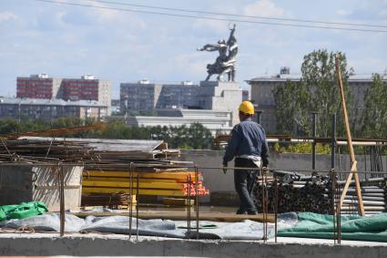 Москва. Строительство колеса обозрения `Солнце Москвы` на ВДНХ.
