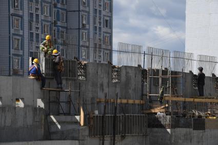 Москва. Строительство колеса обозрения `Солнце Москвы` на ВДНХ.