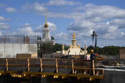 Москва. Строительство колеса обозрения `Солнце Москвы` на ВДНХ.
