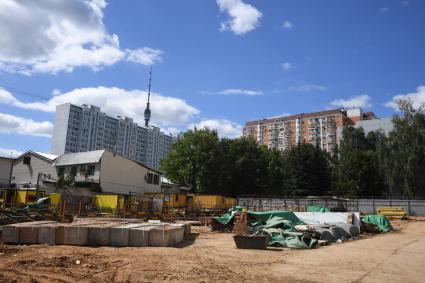 Москва. Строительство колеса обозрения `Солнце Москвы` на ВДНХ.