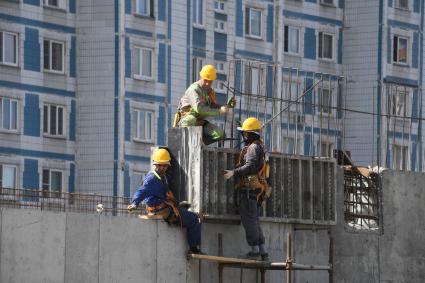 Москва. Строительство колеса обозрения `Солнце Москвы` на ВДНХ.