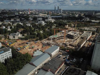Москва. Строительство колеса обозрения `Солнце Москвы` на ВДНХ.