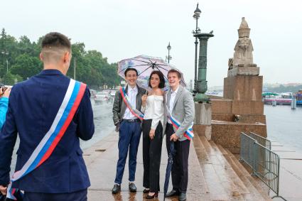 Санкт-Петербург. Выпускники школы гуляют по городу.