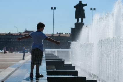 Санкт-Петербург.  Мальчик у фонтана  на площади Ленина.
