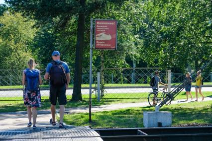 Санкт-Петербург.  Люди переходят железную дорогу.