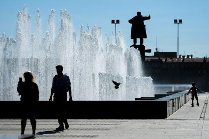 Санкт-Петербург.  Люди у фонтана  на площади Ленина.