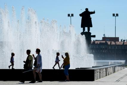 Санкт-Петербург.  Люди у фонтана  на площади Ленина.