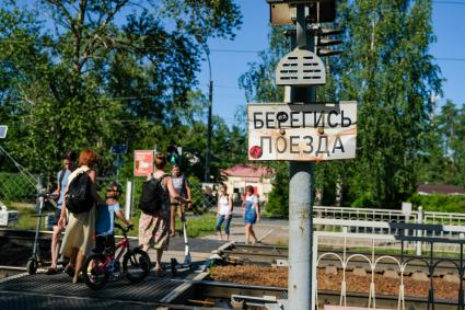 Санкт-Петербург.  Люди переходят железную дорогу.