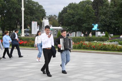 Москва. Отдыхающие на ВДНХ.
