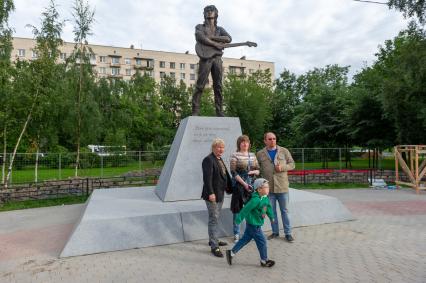 Санкт-Петербург. Памятник рок-музыканту Виктору Цою в сквере на пересечении улицы Танкиста Хрустицкого и проспекта Ветеранов.