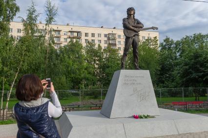 Санкт-Петербург. Памятник рок-музыканту Виктору Цою в сквере на пересечении улицы Танкиста Хрустицкого и проспекта Ветеранов.