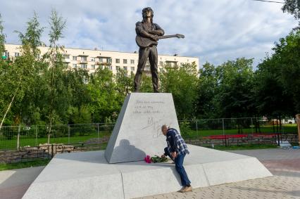 Санкт-Петербург. Памятник рок-музыканту Виктору Цою в сквере на пересечении улицы Танкиста Хрустицкого и проспекта Ветеранов.